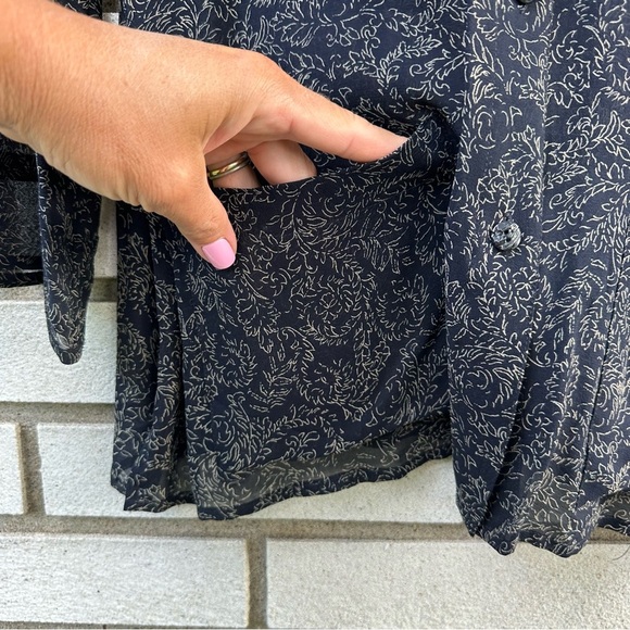 Dana Buchman 100% Silk Sheer Floral Button Down Blouse Navy Beige Size 4 Tunic - Picture 7 of 11